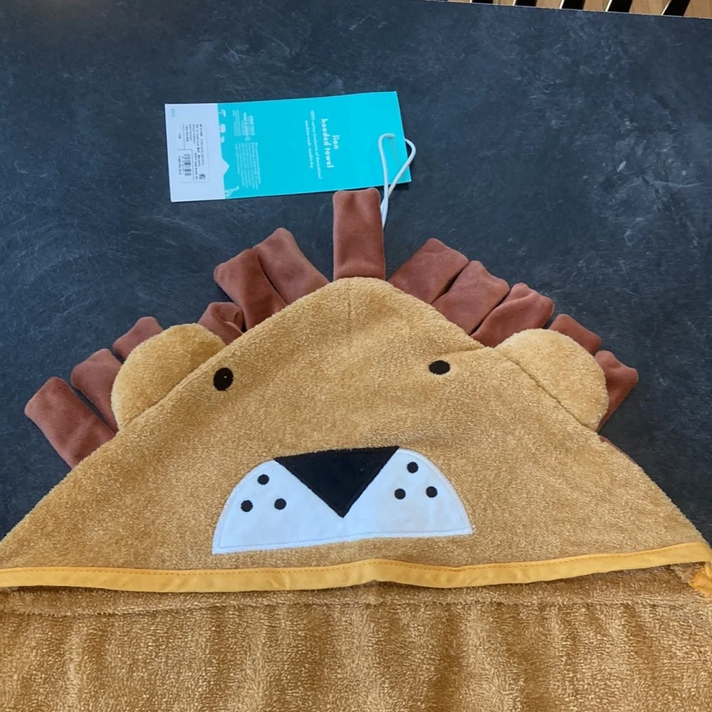 Kids Pillowfort lion hooded towel 25” X 50” - NWT